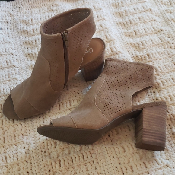 Block heel sandles crown vintage